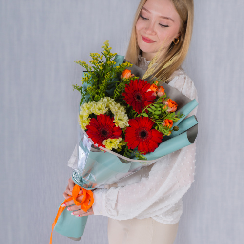 Букет "Осенний уют" с герберой, кустовой хризантемой и розой N 38376