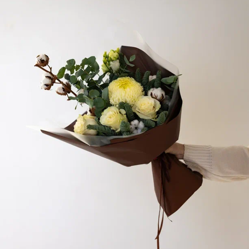 Букет из нобилиса и белых роз "Зачарованный шар" N 91345