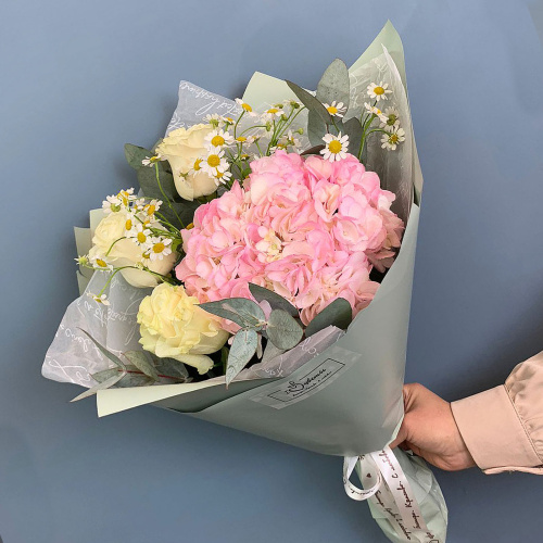 Букет из розовой гортензии с розами и мелкими ромашками N 66831