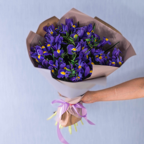 Букет из 19 Ирисов с зеленью в упаковке 35833