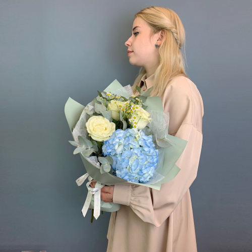 Букет из голубой гортензии с белыми розами и ромашками N 66831