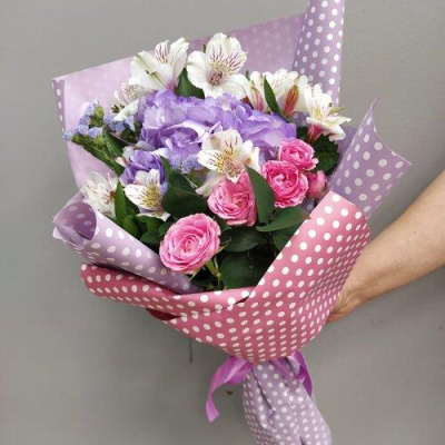 Букет "Ягодный вальс" с небольшой гортензией, кустовой розой и альстромерией N 7702