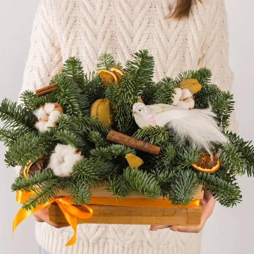 Композиция новогодняя в ящике В ожидании чуда с птичкой и еловыми ветками N 72238
