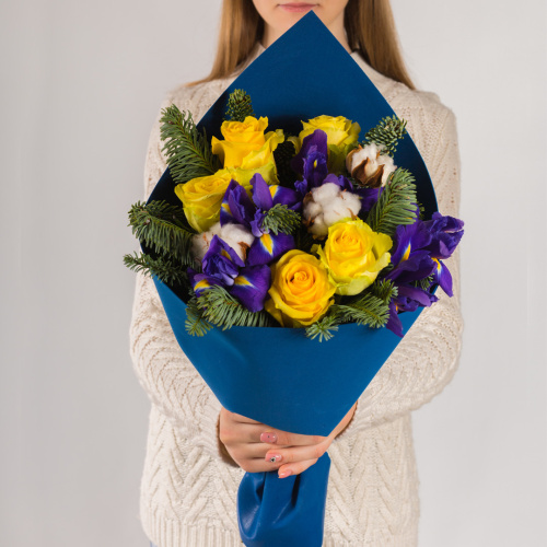 Букет с розами, ирисами и еловыми ветками "Мороз и солнце" N 72272
