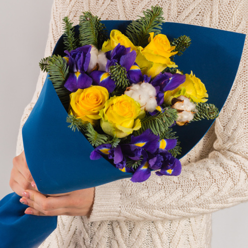 Букет с розами, ирисами и еловыми ветками "Мороз и солнце" N 72272