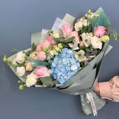 Букет с гортензией, розами и альстромерией 66830