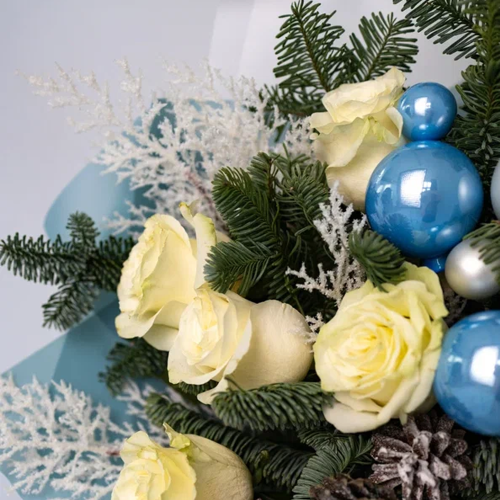 Букет с еловыми ветками нобилис и белыми розами "Морозный день" N 90875