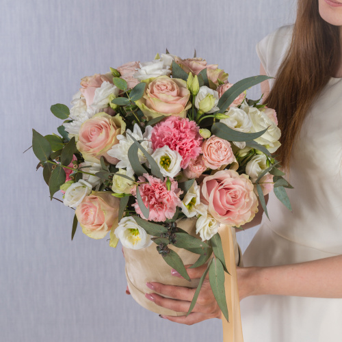 Композиция в коробке "Бал цветов" с розами, эустомой, диантусом и эвкалиптом N 38371