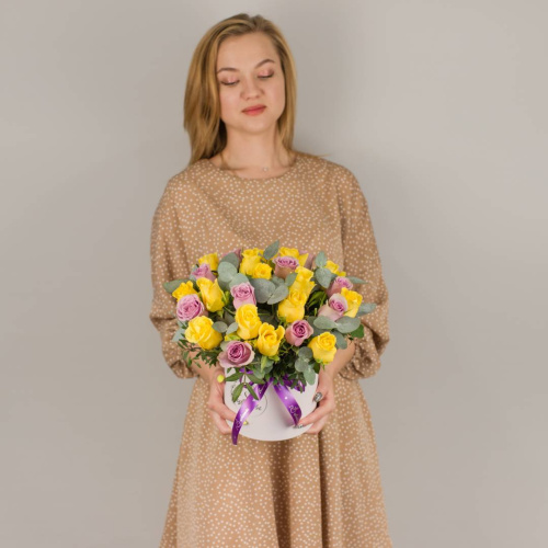 Коробка с желтыми и фиолетовыми кенийскими розами и эвкалиптом 50536
