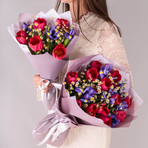 Букеты из тюльпанов с ирисами и ромашками для мамы и дочки 59878