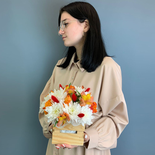 Ящик с цветами оранжевые розы и хризантема N 66998-Ж