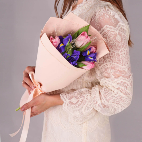 Букет мини из розовых тюльпанов с ирисами 59869