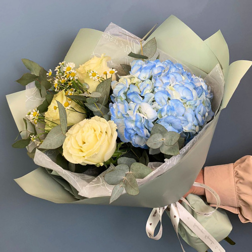Букет из голубой гортензии с белыми розами и ромашками N 66831