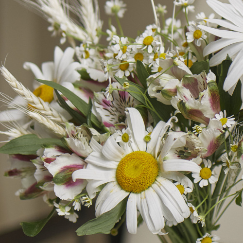 Букет полевых цветов с ромашками в вазе. Сет N 82232