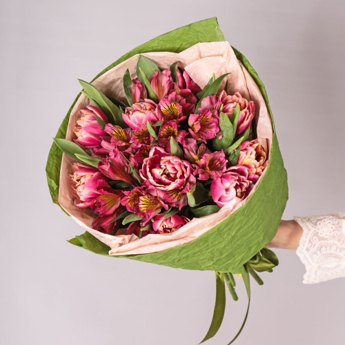 Букет из пионовидных тюльпанов Колумбус с альстромерией арт. 59898