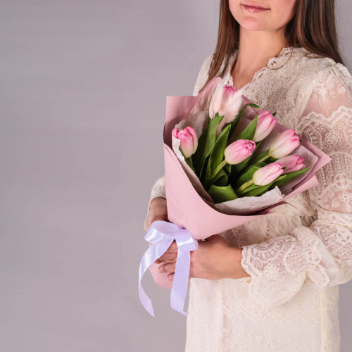 Букет 7 розовых тюльпанов с лагурусом 59862