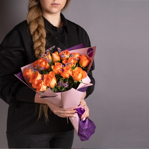 Букет из Кенийских оранжевых роз с лимониумом N 28447-Л