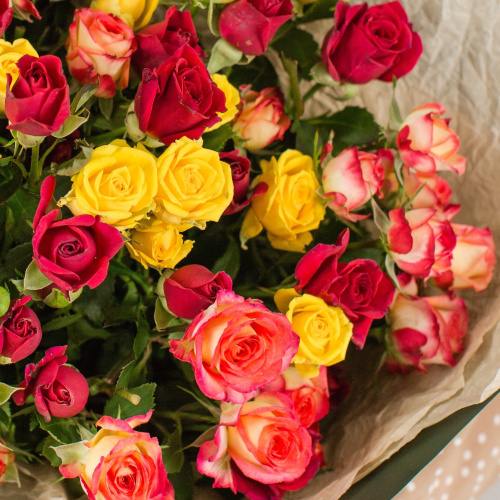 Букет из ярких кустовых роз N 27803
