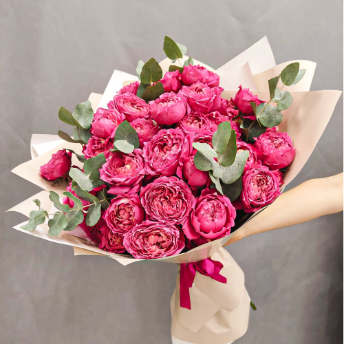 Букет из ярких кустовых пионовидных роз с эвкалиптом N 45355