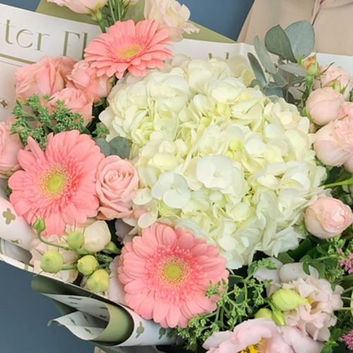 Букет с гортензией, пионовидными розами и мини герберами 66532