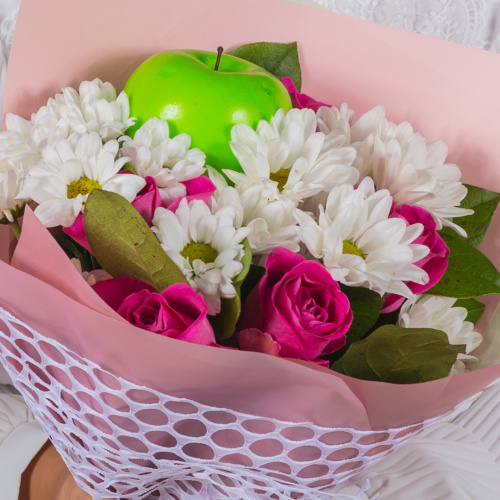 Букет "Клубника со сливками" из кустовой хризантемы и розы Кения N 7015