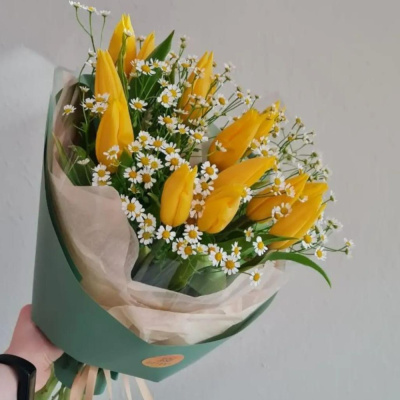 Букет из 15 желтых тюльпанов с ромашками (танацетум) 28407