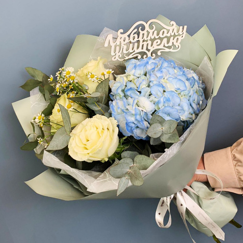 Букет из голубой гортензии с белыми розами и ромашками N 66831