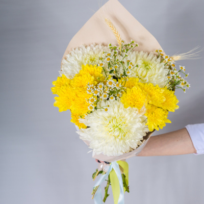 Букет из одноголовых и кустовых хризантем с ромашками N 52704 Букет из одноголовых и кустовых хризантем с ромашками N 52704