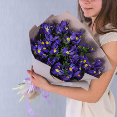 Букет из 19 Ирисов с зеленью в упаковке 35833 Букет из 19 Ирисов с зеленью в упаковке 35833