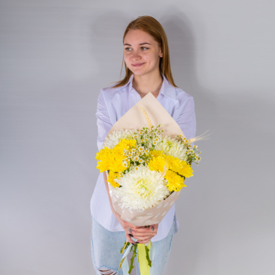 Букет из одноголовых и кустовых хризантем с ромашками N 52704 Букет из одноголовых и кустовых хризантем с ромашками N 52704