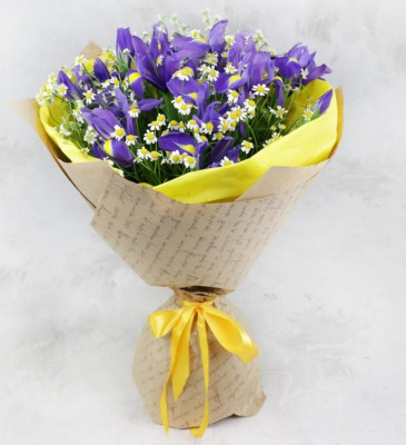 Букет с ирисами и танацетумом (ромашки) "Первое свидание" 36295 Букет с ирисами и танацетумом (ромашки) "Первое свидание" 36295