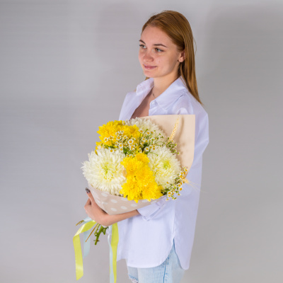 Букет из одноголовых и кустовых хризантем с ромашками N 52704 Букет из одноголовых и кустовых хризантем с ромашками N 52704