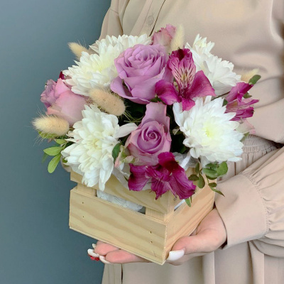 Ящик с цветами фиолетовые розы и хризантема N 66998-Ф Ящик с цветами фиолетовые розы и хризантема N 66998-Ф