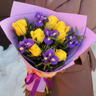 Букет из небольших роз с ирисами "Солнечный" 28935 Букет из небольших роз с ирисами "Солнечный" 28935