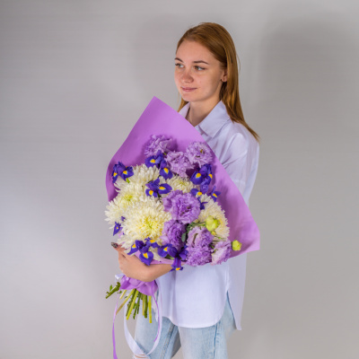Букет из белых одноголовых хризантем с эустомой и ирисами N 52705 Букет из белых одноголовых хризантем с эустомой и ирисами N 52705