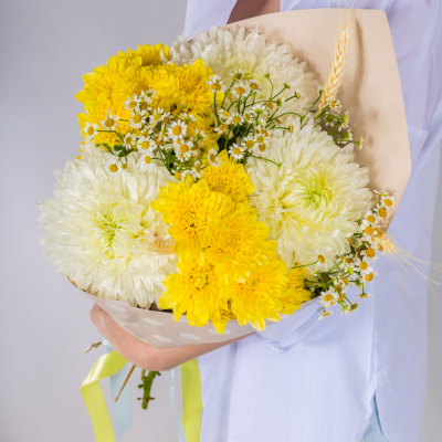 Букет из одноголовых и кустовых хризантем с ромашками N 52704 Букет из одноголовых и кустовых хризантем с ромашками N 52704
