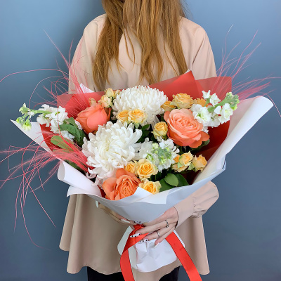 Букет из одноголовых хризантем с Эквадорскими розами и матиолой N 70981 Букет из одноголовых хризантем с Эквадорскими розами и матиолой N 70981