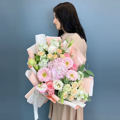 Букет с гортензией, матиолой и мини герберами 71080 Букет с гортензией, матиолой и мини герберами 71080