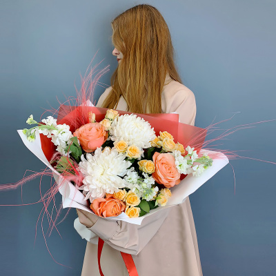 Букет из одноголовых хризантем с Эквадорскими розами и матиолой N 70981 Букет из одноголовых хризантем с Эквадорскими розами и матиолой N 70981