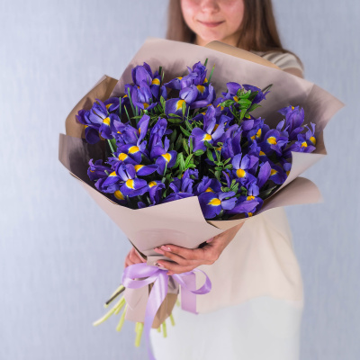 Букет из 19 Ирисов с зеленью в упаковке 35833 Букет из 19 Ирисов с зеленью в упаковке 35833