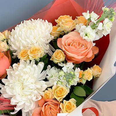 Букет из одноголовых хризантем с Эквадорскими розами и матиолой N 70981 Букет из одноголовых хризантем с Эквадорскими розами и матиолой N 70981