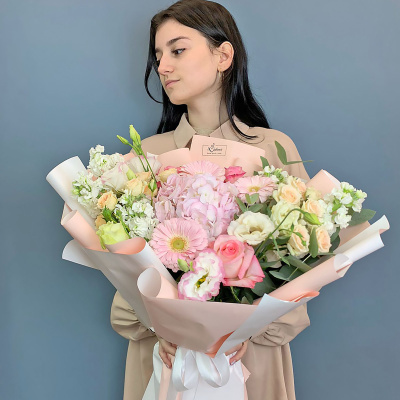 Букет с гортензией, матиолой и мини герберами 71080 Букет с гортензией, матиолой и мини герберами 71080