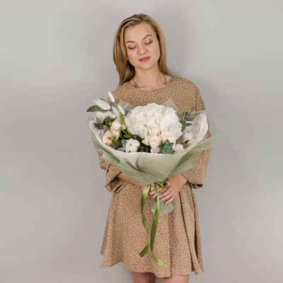 Букет из гортензии и пионовидных роз с эвкалиптом N 50473 Букет из гортензии и пионовидных роз с эвкалиптом N 50473