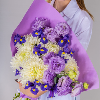 Букет из белых одноголовых хризантем с эустомой и ирисами N 52705 Букет из белых одноголовых хризантем с эустомой и ирисами N 52705