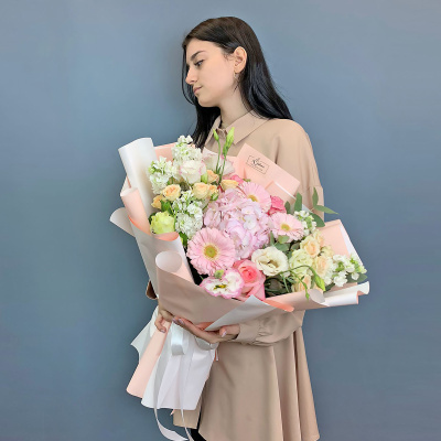 Букет с гортензией, матиолой и мини герберами 71080 Букет с гортензией, матиолой и мини герберами 71080