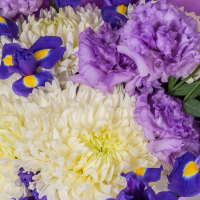 Букет из белых одноголовых хризантем с эустомой и ирисами N 52705 Букет из белых одноголовых хризантем с эустомой и ирисами N 52705