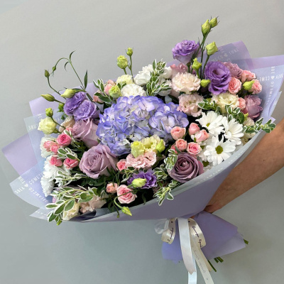 Букет с гортензией и розами N 66829 Букет с гортензией и розами N 66829