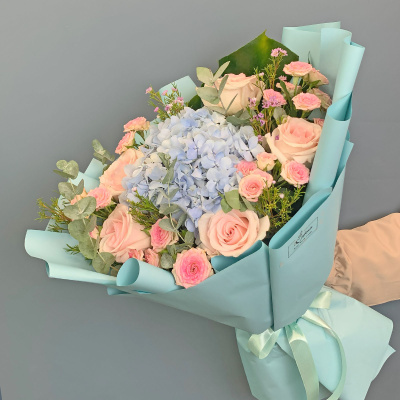 Букет с голубой гортензией и кустовыми розами 71078 Букет с голубой гортензией и кустовыми розами 71078