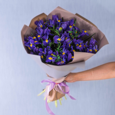 Букет из 19 Ирисов с зеленью в упаковке 35833 Букет из 19 Ирисов с зеленью в упаковке 35833