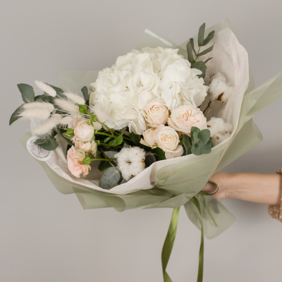 Букет из гортензии и пионовидных роз с эвкалиптом N 50473 Букет из гортензии и пионовидных роз с эвкалиптом N 50473